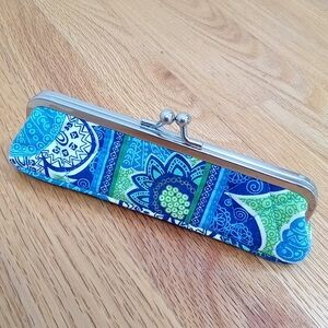 Vera Bradley Kisslock Slim Case- Doodle Daisy Collection